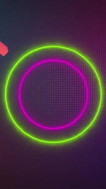 Neon şekiller üzerinde soyut şekillerin canlandırılması. Küresel bağlantılar, bulut hesaplama, dijital arayüz ve veri işleme kavramı dijital olarak oluşturuldu.