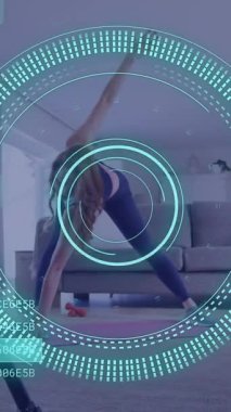 Beyaz kadın spor yaparken veri işleme animasyonu, fitness vlog kaydı. Küresel çevrimiçi vloglama, fitness, dijital arayüz ve bağlantılar konsepti dijital olarak oluşturuldu.