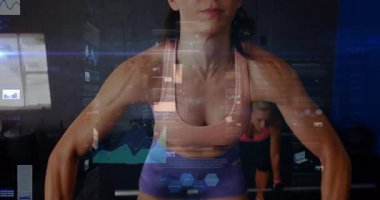 Yetişkin bir bayan sporcu halteri kavrayıp, başınızın üstüne bastırarak, fitness verilerini örtüyor. Kuvvet, dayanıklılık, zindelik, güçlendirme, eğitim, biyometrik, motivasyon