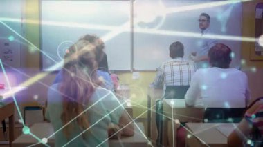 sınıfa başlatma eğitmeni beyaz tahtayı yazarken, ağ örtüleriyle açıklarken geri adım atarken. Eğitim, eğitim, öğretim, sınıf, öğrenme, işbirliği, bilgi