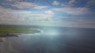 Havadan başlayarak, veri gösterimi için kıyı şeridinde yükselen ve dönen dijital örtüler. Drone, görselleştirme, teknoloji, yenilik, manzara, fütüristik, veri