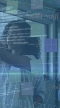 Ofiste beyin fırtınası yapan iş arkadaşlarıyla veri ve istatistikleri gösteren arayüz animasyonu. küresel iletişim teknolojisi dijital arayüz kavramı, dijital olarak oluşturulmuş video.