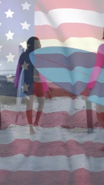 Amerika bayrağının yaz aylarında sahilde sörf tahtası olan mutlu kadınlar üzerinde canlandırılması. Amerikan vatanseverliği, çeşitlilik ve tatil konsepti dijital olarak oluşturulmuş video.