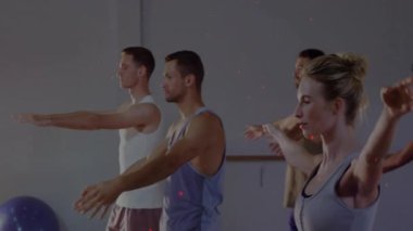 Yoga öğrencileri animasyon akış çizgileriyle birlikte spor salonunda kollarını kaldırıyorlar. Farkındalık, egzersiz, uyum, denge, esneklik, sağlık, meditasyon