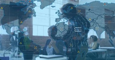 Bilgisayarda el kol hareketi yapan iş ekibi, harita örtüşmesi başlatılıyor. Veri işaretleyicileri ve ağ çizgileri dolduruluyor. İşbirliği, teknoloji, analitik, yenilik, takım çalışması, veri görselleştirme, dijital