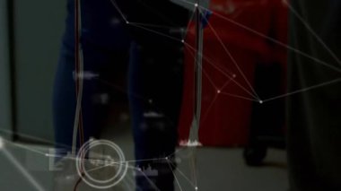 Kamera yukarı doğru bakıyor. Laboratuvar uzmanlarının serum tüpünü ayarladığını ve kan verilerini izlediğini gösteriyor. Tıbbi, sağlık, teknoloji, yenilik, işbirliği, hassasiyet, analitik