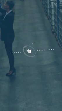 Depoda çalışan Afro-Amerikan bir adam üzerinde ikonlarla veri işleme animasyonu. Küresel gönderme, ağlar, dijital arayüz, hesaplama ve veri işleme kavramı dijital olarak oluşturulmuş video.