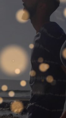 Sahildeki çeşitli çiftlerin üzerindeki beneklerin canlandırması. Boş zaman ve dijital arayüz kavramı dijital olarak oluşturulmuş video.