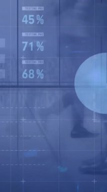 Modern ofiste yürüyen insanlar üzerinde finansal veri işleme animasyonu. Küresel finans, iş, bağlantılar, hesaplama ve veri işleme kavramı dijital olarak oluşturulmuş video.