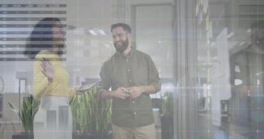 İş arkadaşları tableti tıklatıp, cam duvara çizgi film çizimleri ve planlanacak notlarla yazı yazıyorlar. İşbirliği, beyin fırtınası, yenilik, takım çalışması, sunum, planlama, iletişim