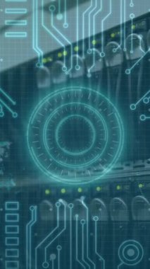 Bilgisayar sunucusu üzerinden tarama, dünya haritası ve bilgisayar elemanlarının animasyonu. küresel bağlantı, teknoloji ve dijital arayüz konsepti dijital olarak oluşturulmuş video.