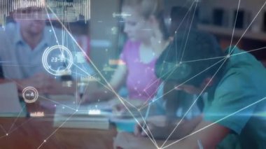 Öğrenciler notlar yazarken eğitmen çalışma masasında hologram animasyonuna başlayan kağıtları dağıtıyor. Eğitimciler, işbirliği, öğrenme, yenilik, teknoloji, akademik, takım çalışması