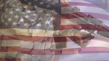 Kovanları masaya yerleştiriyor, yetişkin bir erkek pompalı tüfeği dolduruyor, hazır olmak için hazırlanıyor. Silah, mühimmat, taktik, güvenlik, hazırlık, atış, hobi