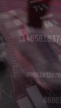 Koşu bandında yürüyen adamın finansal veri işleme animasyonu. Dijital olarak oluşturulmuş küresel finansman, spor, bilgisayar ve dijital arayüz kavramı.