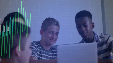 Animasyon bar çizelgeleri olay yerinde kaybolurken laptopta çalışan çocuklar. Eğitim, takım çalışması, gençlik, öğrenme, işbirliği, yenilik, teknoloji