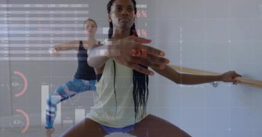 Barre Stüdyoları 'nda ölçülü izleme performansı gösteren bar genişleyen kolun üzerinde dinlenen eğitmen. Atletik, eğitim, hareket, dijital, analitik, ilerleme, güç