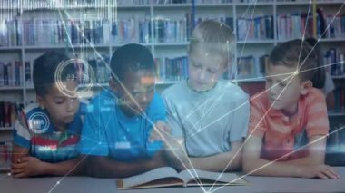 Kütüphane masasında öne doğru eğilen dört çocuk, çalışmak için dijital ağ ile örtülü metni işaret ediyorlar. Çocuklar, eğitim, işbirliği, merak, okur yazarlık, teknoloji, öğrenme ortamı