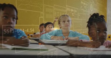 Çocuk dijital kaplamayı başlatan el kaldırıyor, kız yükselen mavi ellerle geri bildirim sınıfını arıyor. Eğitim, sınıf, öğrenciler, teknoloji, öğrenme, işbirliği, okul