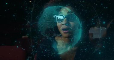 3D gözlük takan bir kadın teknolojik gösteride döner holografik küre oluşturan deniz mavisi noktalarını izliyor. Gelecekçi, yenilikçi, görselleştirme, sürükleyici, dijital, teknoloji, analitik