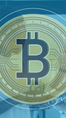 Ofisteki çeşitli iş adamları üzerinde Bitcoin sembolünün animasyonu. Küresel iş ve dijital arayüz kavramı dijital olarak oluşturulmuş video.