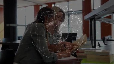 Öğrencilere eğitim notlarında rehberlik etmek, düğümlerin dönen dünyaya dönüşmesine neden olmak. Öğrenme, işbirliği, yenilik, eğitim, teknoloji, iletişim, beyin fırtınası