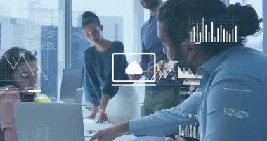 Bulut veri incelemesini başlatan ve grafikleri analiz eden bir adam. İşbirliği, analitik, veri, takım çalışması, yenilik, ticaret, strateji