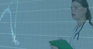 Panoya bakıyorum, doktor verileri analiz ediyor ve arkasında şeffaf finans tabloları var. Tıbbi, analitik, profesyonel, modern, sağlık, kurumsal, veri görselleştirmesi