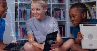 Üç çocuk kütüphane köşesinde birbiriyle çakışıyor, tabletlerle etkileşime geçiyor, finansal tabloları inceliyor. Teknoloji, eğitim, takım çalışması, yenilik, dijital merak, gençlik