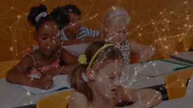 Öğretmen işaretinden sonra, kırmızı tişörtlü çocuk sınıf aktivitesi yazarken, bantlı kız kalem topluyor. Öğrenci bağlılığı, öğrenme, çocukluk, eğitim, işbirliği, yaratıcı, enerjik