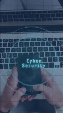 Kafkasyalı iş adamının dizüstü bilgisayar kullanarak simgelerle olan bağlantılarının animasyonu. Dijital olarak oluşturulmuş küresel bağlantılar, iş, finans, bilgisayar ve veri işleme kavramı.