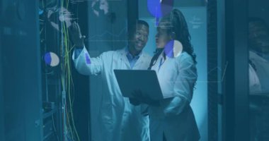 İşaret kabloları ve dizüstü bilgisayarı tutan iş arkadaşı ağ izleme veri örtülerini başlatıyor. Teknoloji, ağ, analiz, veri, yenilik, dijital, bağlantı