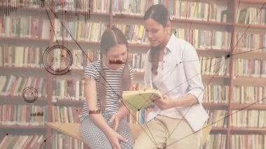 Anne sarı kitabı açıp yüksek sesle okuyarak öğrenme eğitimini hızlandırıyor. Okuma, bağlanma, eğitim, hikaye anlatma, akıl hocalığı, öğrenme, okur yazarlık