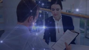 Kadın pano bölümlerini animasyon formları olarak göstererek erkeğin iş hayatında imza atmasına rehberlik ediyor. Profesyonel, takım çalışması, danışma, iletişim, modern, kurumsal, anlaşma