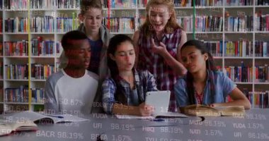 Kızlar kütüphanede eğitim için tablet çalarken, arkadaşlar eğilip meraklarını dile getiriyorlar. İşbirliği, teknoloji, öğrenme, okur yazarlık, takım çalışması, gençlik, keşif