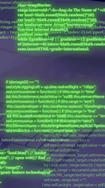 Bilgisayar kullanan beyaz bir adamın veri işleme animasyonu. Dijital olarak oluşturulmuş küresel bağlantılar, hesaplama, dijital arayüz ve veri işleme kavramı.