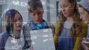 Beş öğrenci parlak çalışma alanında dizüstü bilgisayarı kaldırarak ve tıkırdatarak animasyon tablosunu analiz ediyor. İşbirliği, eğitim, takım çalışması, yenilik, dijital, akademik, gençlik