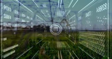 Çimlerin üzerinde görünen dijital kaplama, çelik kuleleri ve elektrik hatlarını izleyen verileri güncelliyor. Gelecekçi, teknoloji, manzara, veri görselleştirme, endüstriyel, çevresel, şema