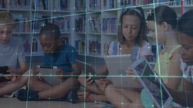 Altı çocuk tabletleri tıklatıyor ve araklıyor, kütüphanede öğrenme uygulamalarını keşfediyor, canlandırmalı simgelerle. Çocuklar, dijital öğrenme, edtech, sınıf, eğitim teknolojisi, gelişigüzel, rahat