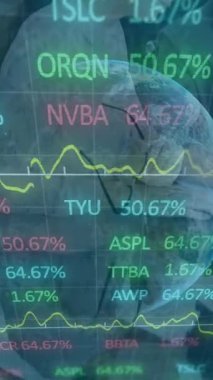 Ofisteki iş adamları üzerinde küresel ve finansal veri işleme animasyonu. Küresel iş, finans, hesaplama, bağlantılar ve veri işleme kavramı dijital olarak oluşturulmuş video.