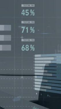 Ofis masasında bilgisayarla finansal veri işleme animasyonu. Küresel iş, finans, iletişim ve dijital arayüz kavramı dijital olarak oluşturulmuş video.