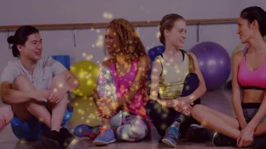 Spor salonunda oturan arkadaşlar altın parıltılara tepki veriyorlar ve yeni geleni selamlıyorlar. Sosyalleşme, yoldaşlık, kutlama, refah, rahatlama, pozitiflik, birlik