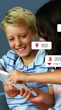 Çeşitli çocukların dijital tabletleri kapmaya çalışmasıyla ilgili bilgilendirme çubuklarının canlandırılması. Dijital bileşim, çoklu pozlama, çocukluk, sosyal medya anımsatıcı, birliktelik, teknoloji.