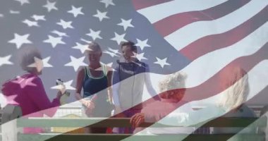 Sağlık, tahta kaldırımda idmandan sonra mataranın yanından geçen kadınlara odaklanmış, bayrak hareketlendirme sahnesi. Açık hava, sağlık, arkadaşlık, toplum, canlılık, dinginlik, eğlence