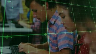 Laboratuvarda bilgisayar başında yazı yazan erkek öğrenci ekranı süpürüyor, öğretmen gülümsemeye neden oluyor. Teknoloji, eğitim, işbirliği, yenilik, dijital, sınıf, odaklanma