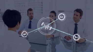 Aday, dinleyen, el arabası, harita, dişli simgeleri masanın üstünde canlanırken cevap veriyor. Şirket, ağ, analitik, yenilik, takım çalışması, teknoloji, işbirliği