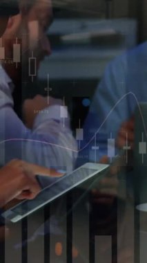 Çeşitli iş adamları üzerinde finansal veri işleme animasyonu. küresel iş, veri işleme ve dijital arayüz kavramı dijital olarak oluşturulmuş video.