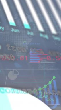 Çevrimiçi güvenlik kilidi ve devre kartının veri işleme animasyonu. Küresel veri işleme bağlantıları teknoloji ve dijital arayüz konsepti dijital olarak oluşturulmuş görüntü.