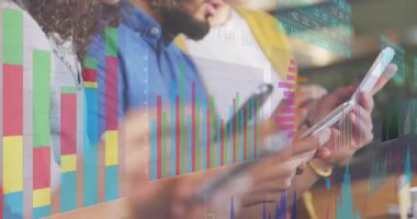 Performans verilerini incelerken telefon ve tablet ekranları dinleyen üç iş arkadaşı çizelgeleri canlandırıyor. İşbirliği, veri analizi, dijital teknoloji, takım çalışması, modern çalışma alanı, analitik, iş zekası