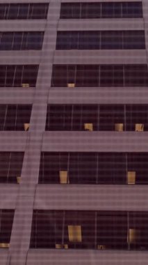 Modern bina üzerinde finansal veri işleme animasyonu. Küresel iş, finans, hesaplama ve veri işleme kavramı dijital olarak oluşturulmuş video.