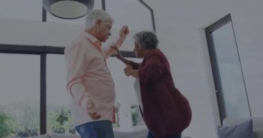 Son sınıf çifti oturma odasında kollarını kaldırarak dans ederken arızayı kutluyor. Sevgi, bağlantı, arkadaşlık, zarafet, samimiyet, hareket, sükunet